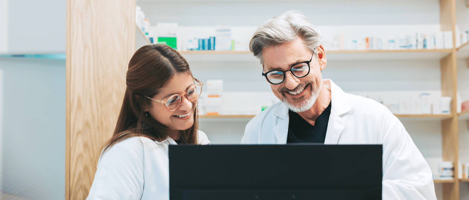 employés dans un laboratoire de pharmacie qui travaillent